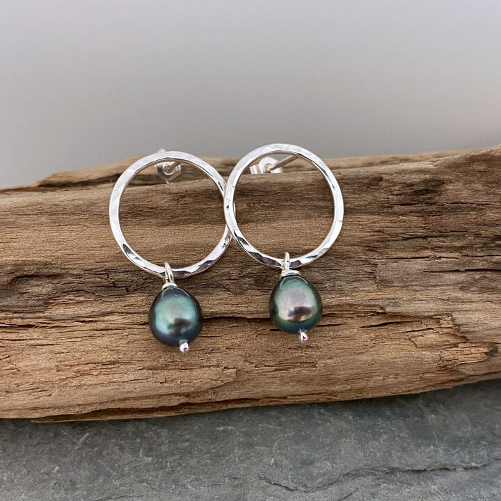 Circle stud pearl earrings