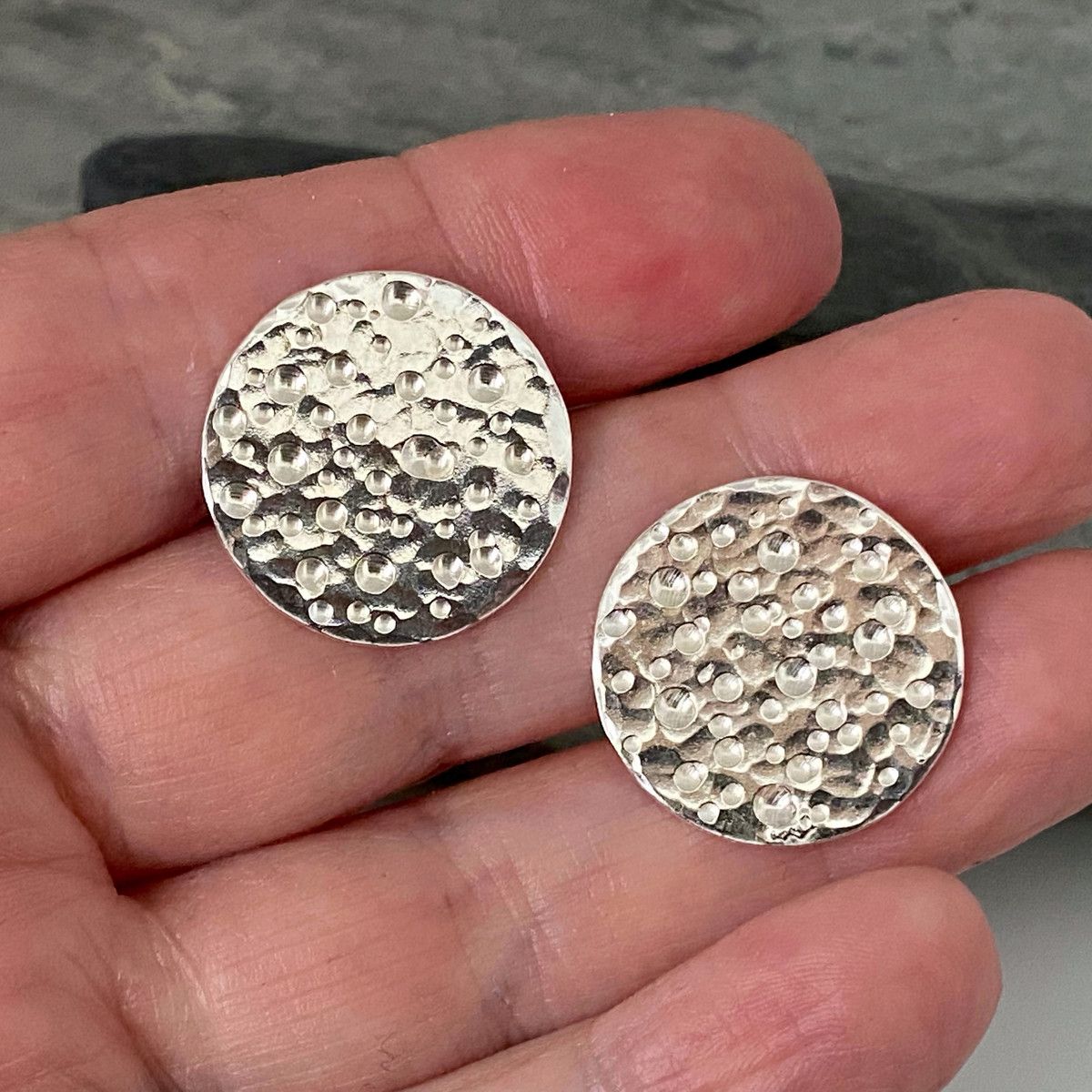 Round stud earrings 3