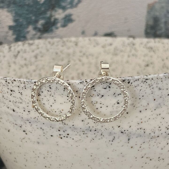 Hammered patterned open circle stud earrings 2