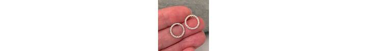 Hammered patterned open circle stud earrings