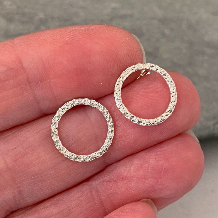 Hammered patterned open circle stud earrings