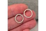 Hammered patterned open circle stud earrings