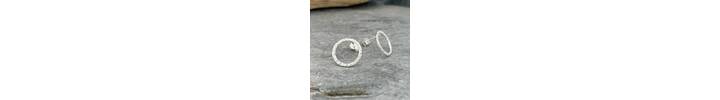 Hammered patterned open circle stud earrings 4