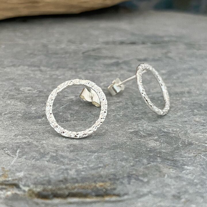 Hammered patterned open circle stud earrings 4