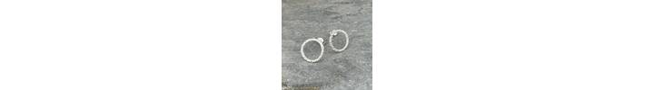 Hammered patterned open circle stud earrings 3