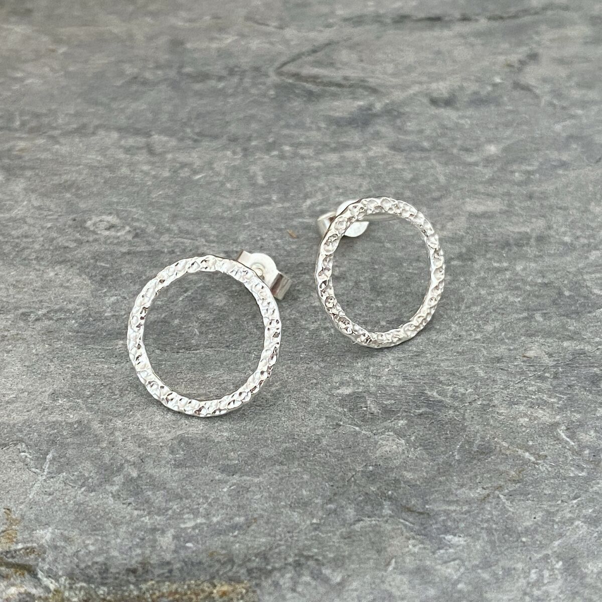 Hammered patterned open circle stud earrings 3