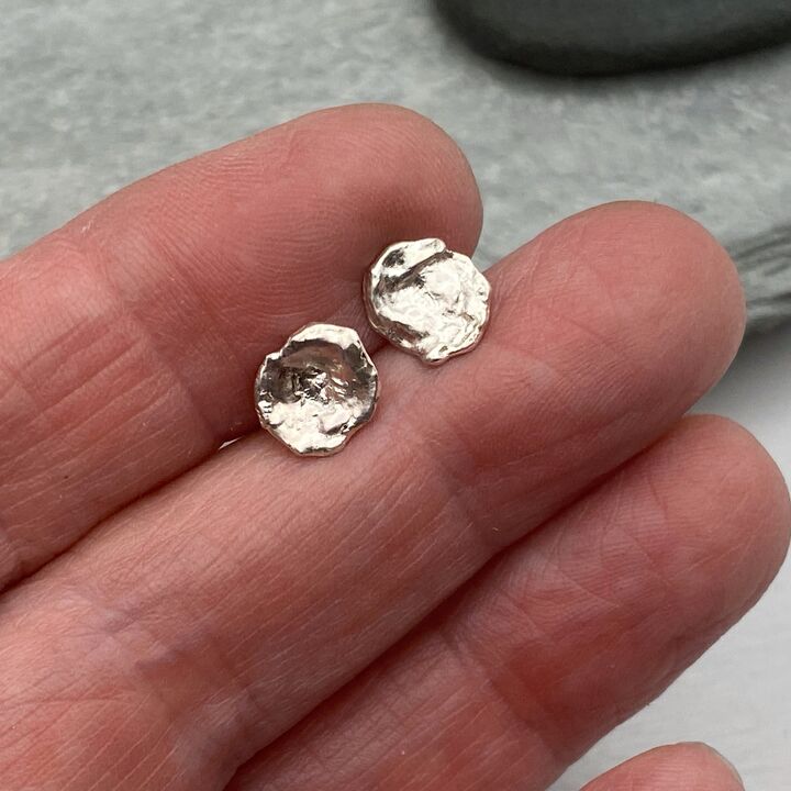Small round stud earrings 3