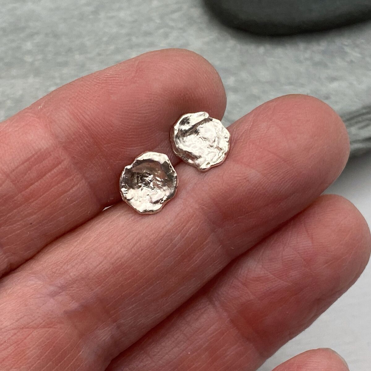 Small round stud earrings 3