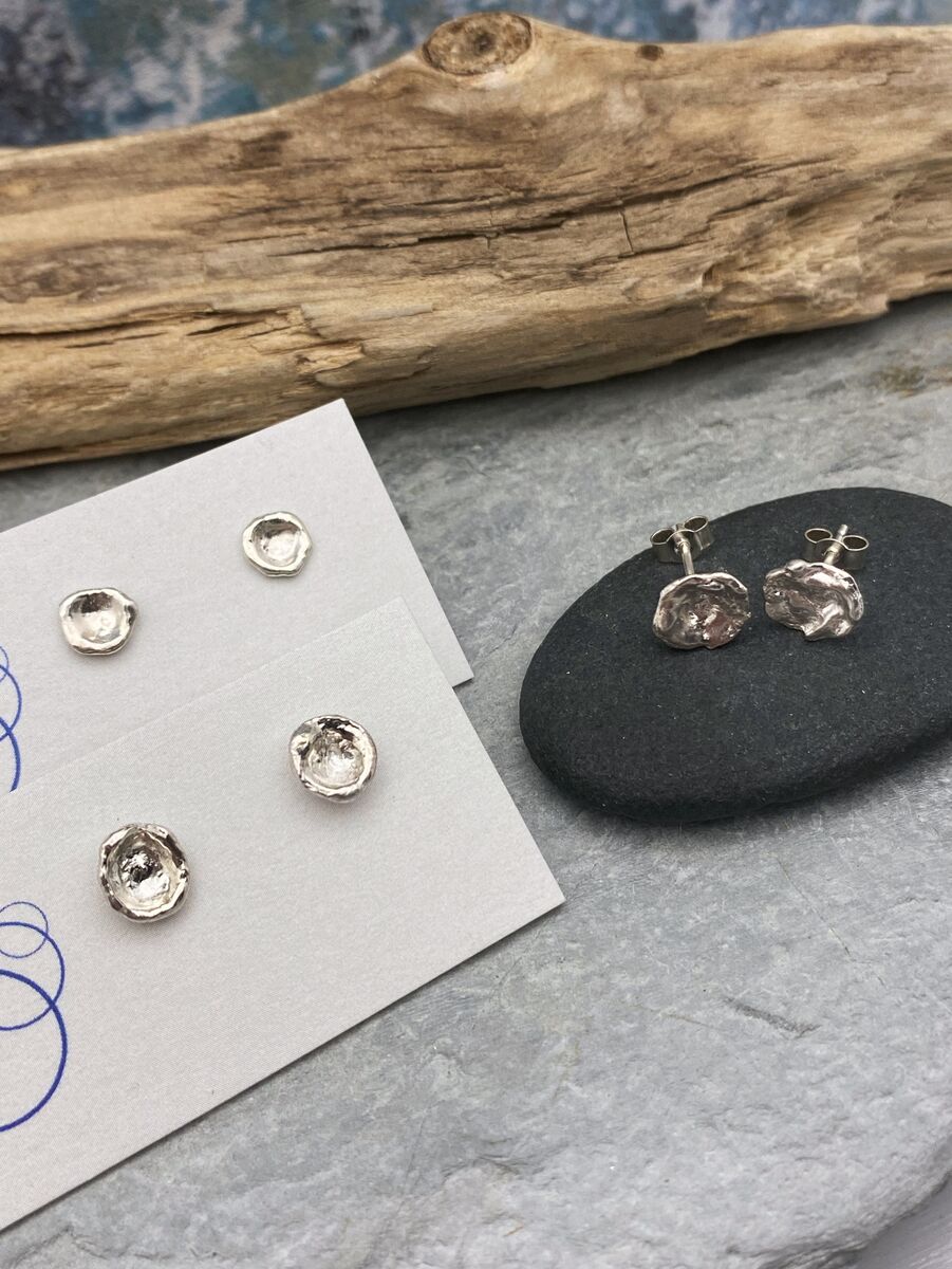 Small round stud earrings 2