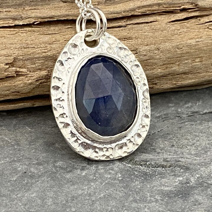 Dark blue sapphire pendant 4