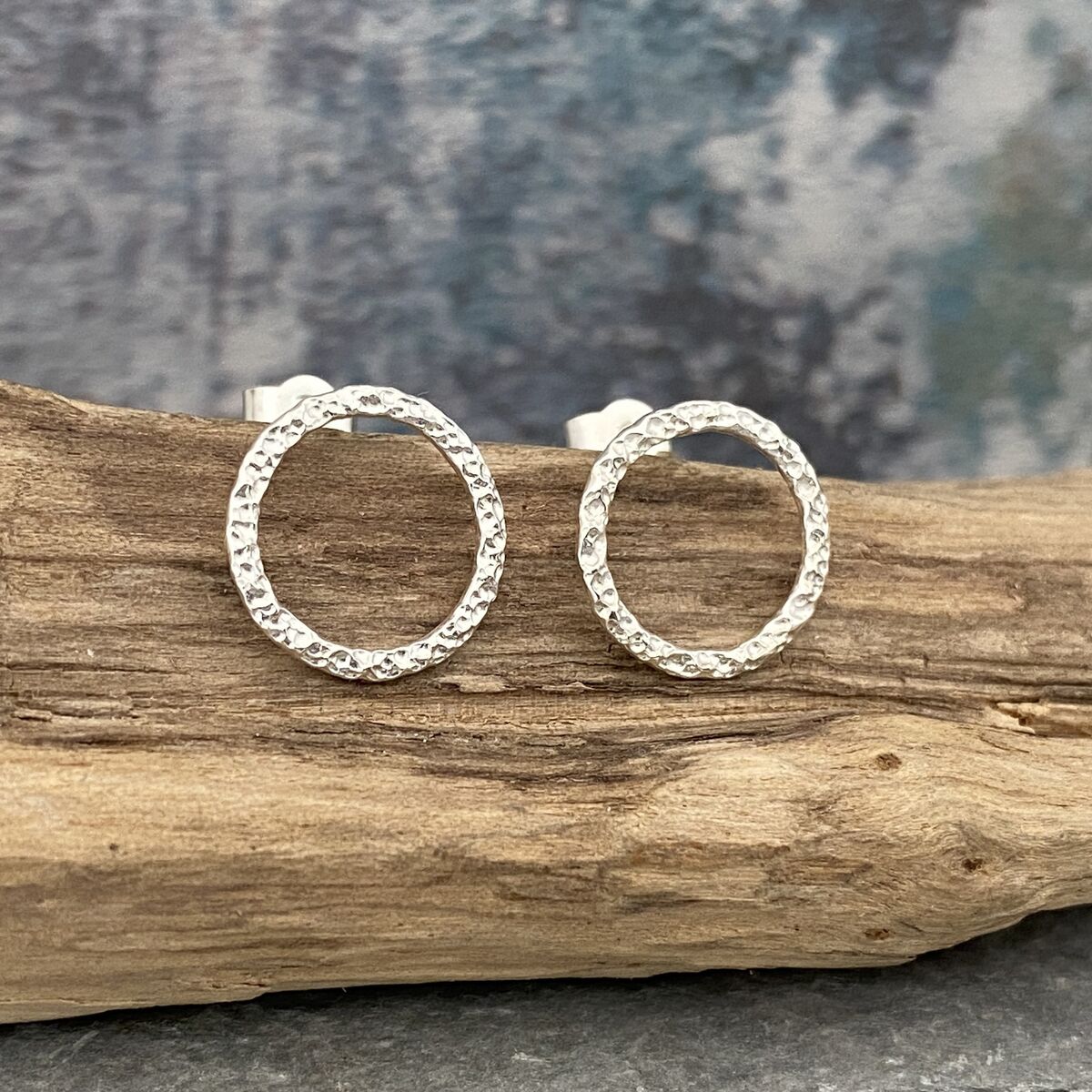 Hammered patterned open circle stud earrings 5