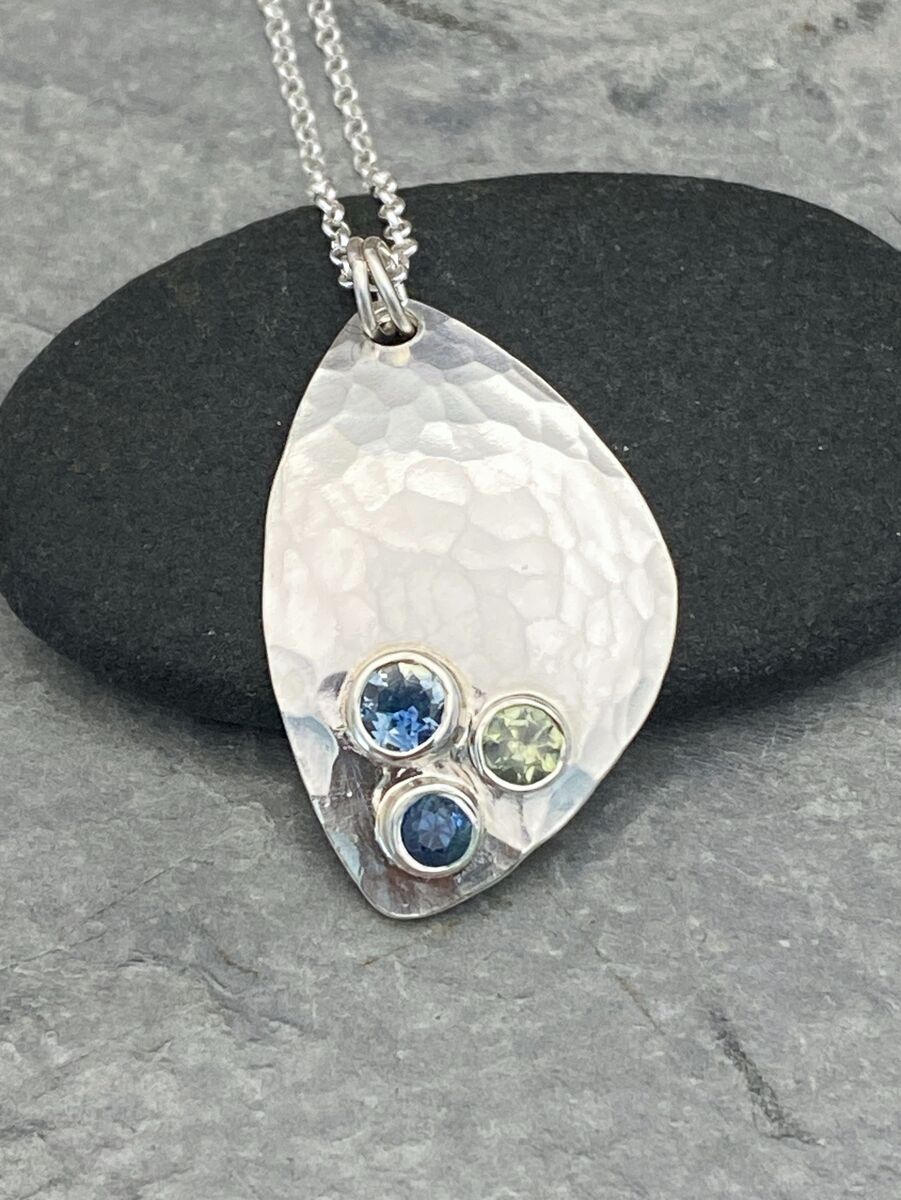 Trio of sapphires pendant 2