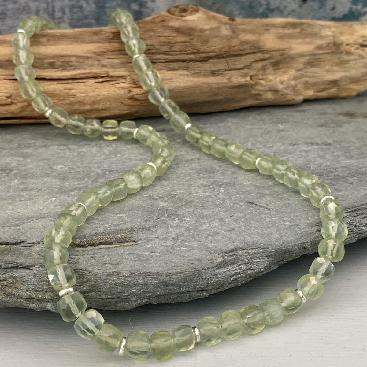Pretty green bead necklace 3
