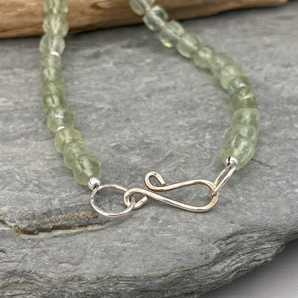 Pretty green bead necklace 4