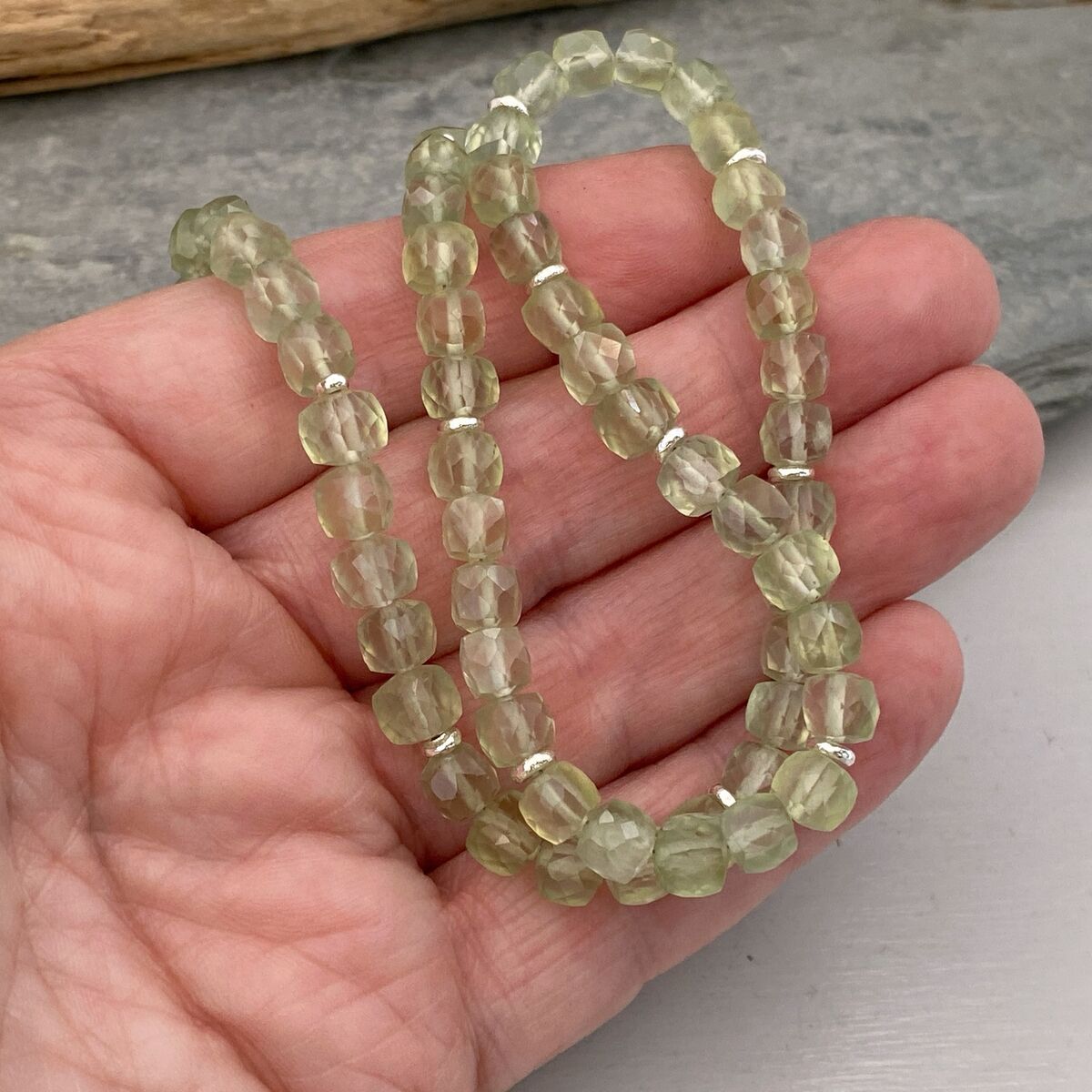 Pretty green bead necklace 5